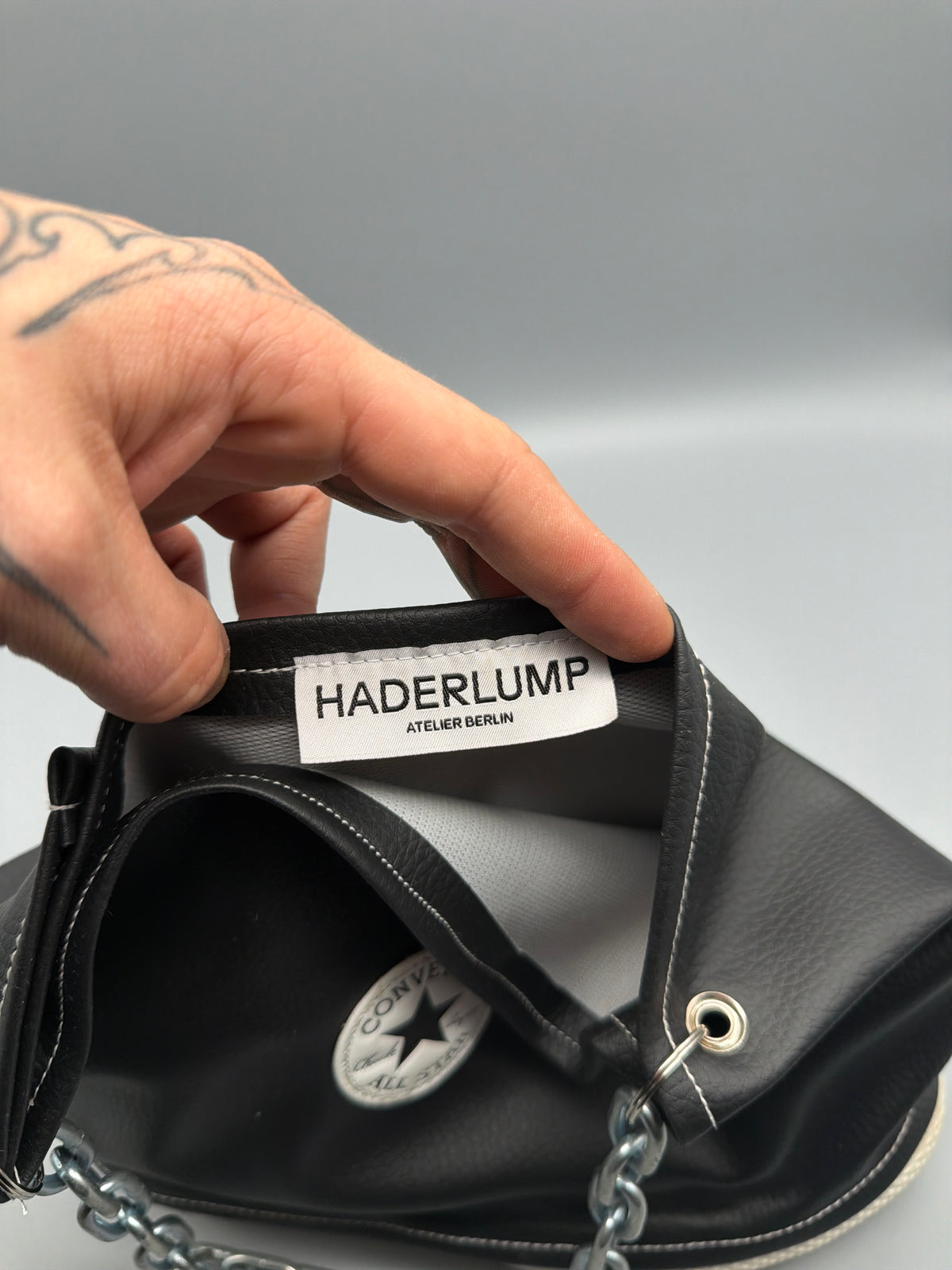 Haderlump Atelier Berlin Custom Converse "All Star" Sneaker Shoulder Bag - Black – Ansicht 7