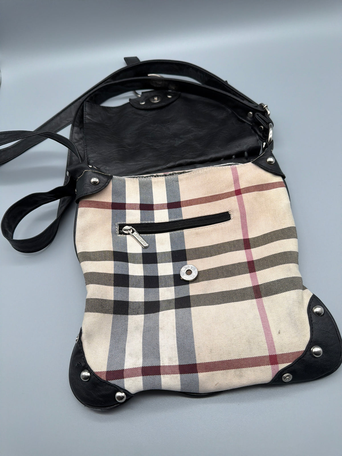 Burberry Y2K Nova Check Studded Crossbody Bag - Beige / Black – Ansicht 7