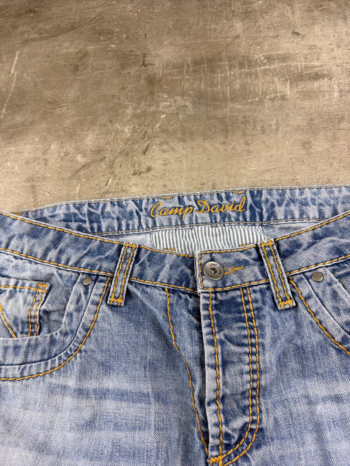 Camp David Y2K Contrast Stitch Washed Denim - Light Blue – Ansicht 5