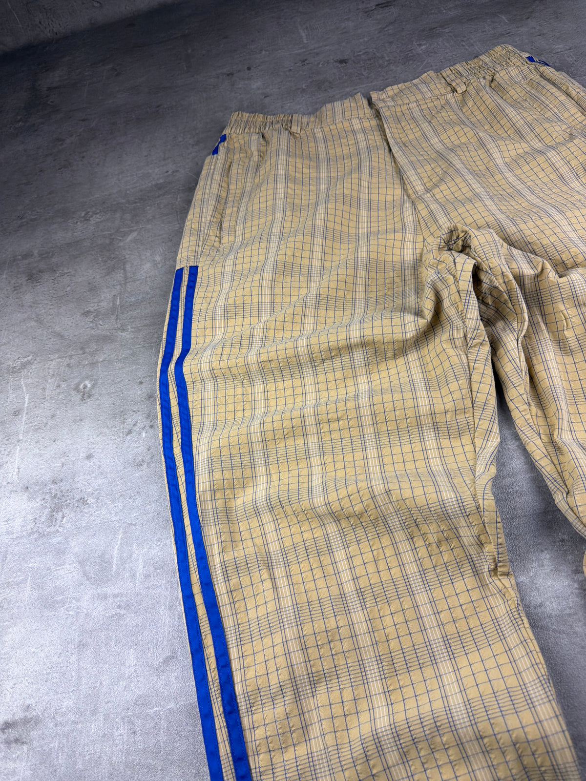 Adidas Originals Checkered Three Stripes Baggy Trackpants - Beige / Royal Blue – Ansicht 3