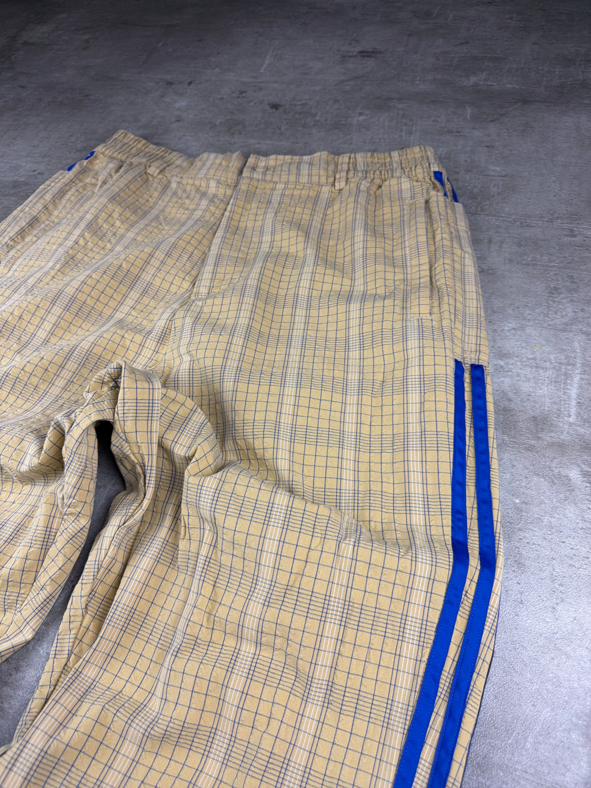 Adidas Originals Checkered Three Stripes Baggy Trackpants - Beige / Royal Blue – Ansicht 4