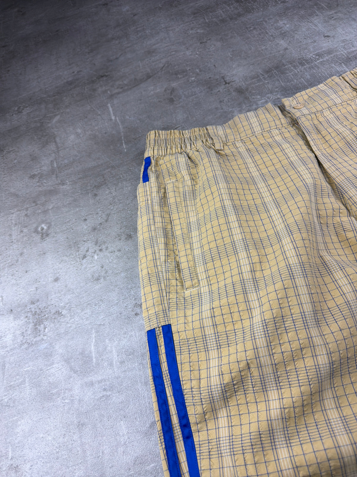 Adidas Originals Checkered Three Stripes Baggy Trackpants - Beige / Royal Blue – Ansicht 6