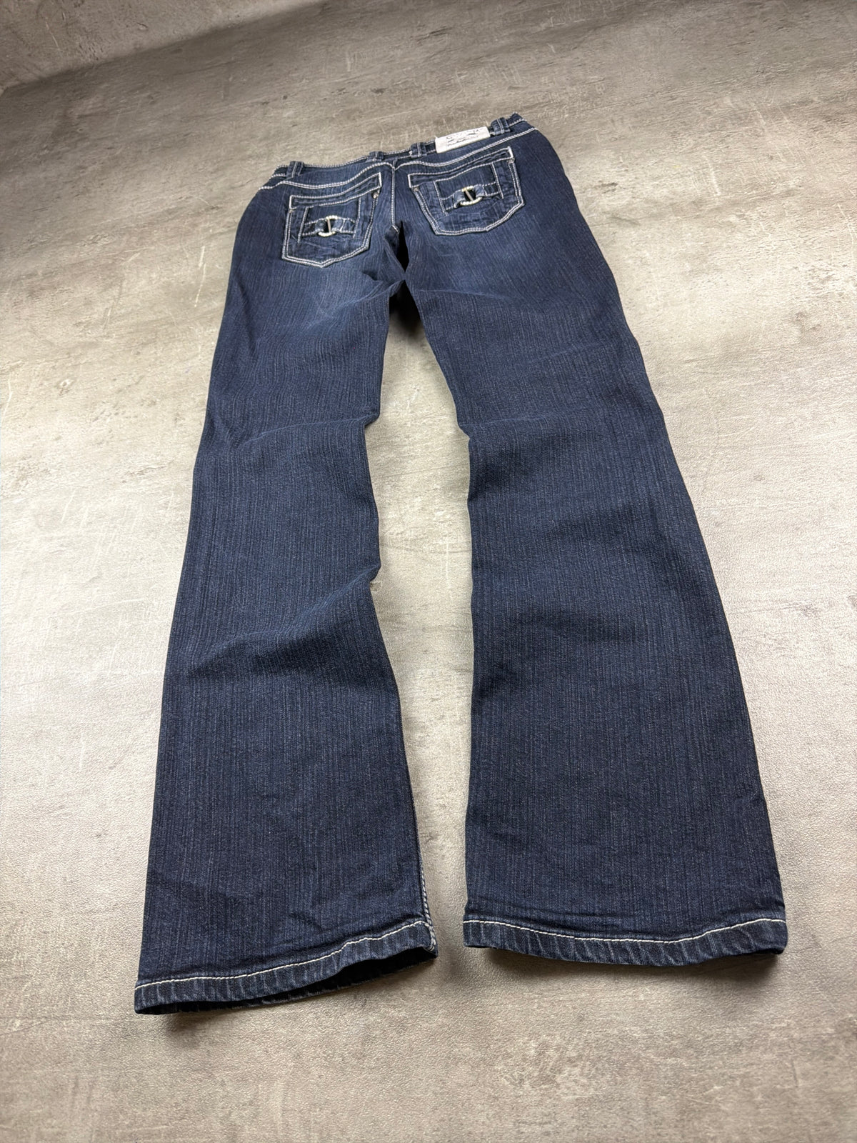 Madoc Y2K Rhinestone Buckle Bootcut Denim - Dark Blue Washed – Ansicht 2