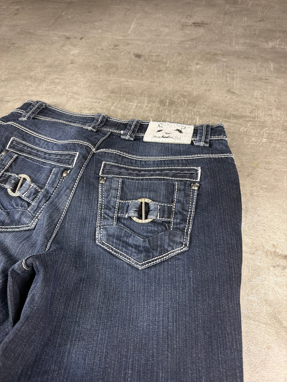 Madoc Y2K Rhinestone Buckle Bootcut Denim - Dark Blue Washed – Ansicht 4