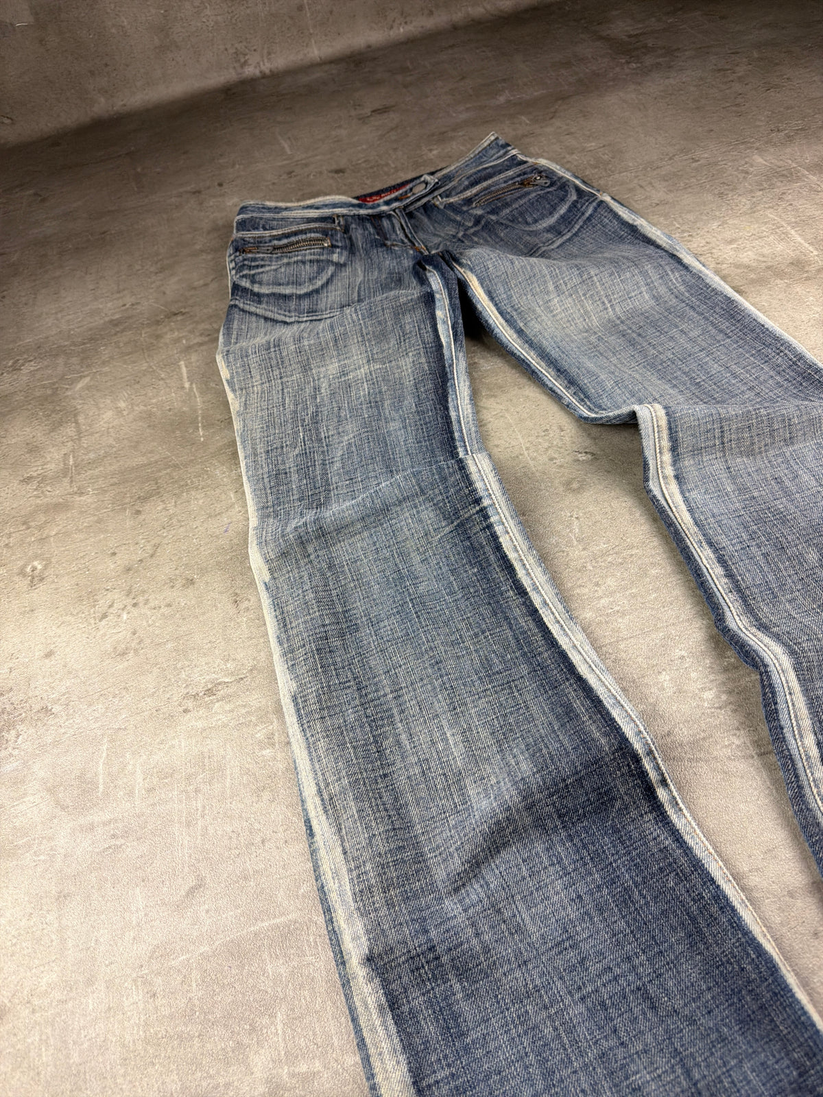 Miss Sixty Y2K Low Waist Bootcut Denim - Washed Blue Distressed – Ansicht 3