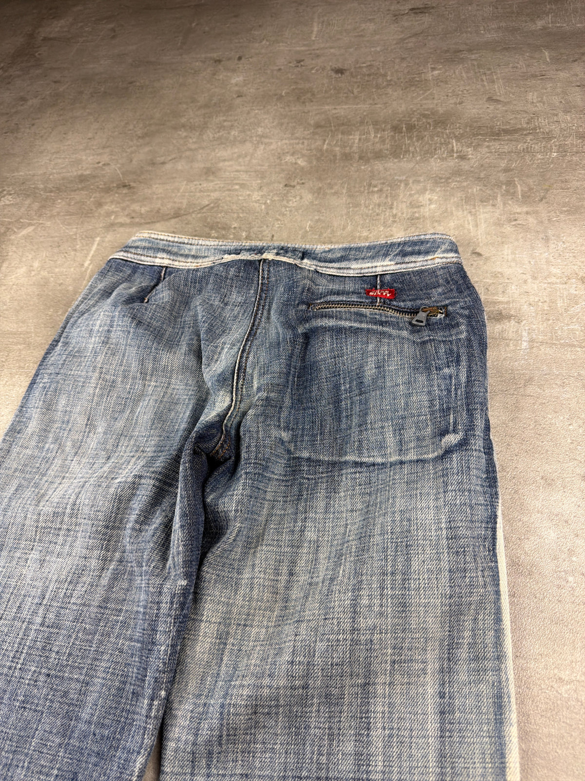 Miss Sixty Y2K Low Waist Bootcut Denim - Washed Blue Distressed – Ansicht 9