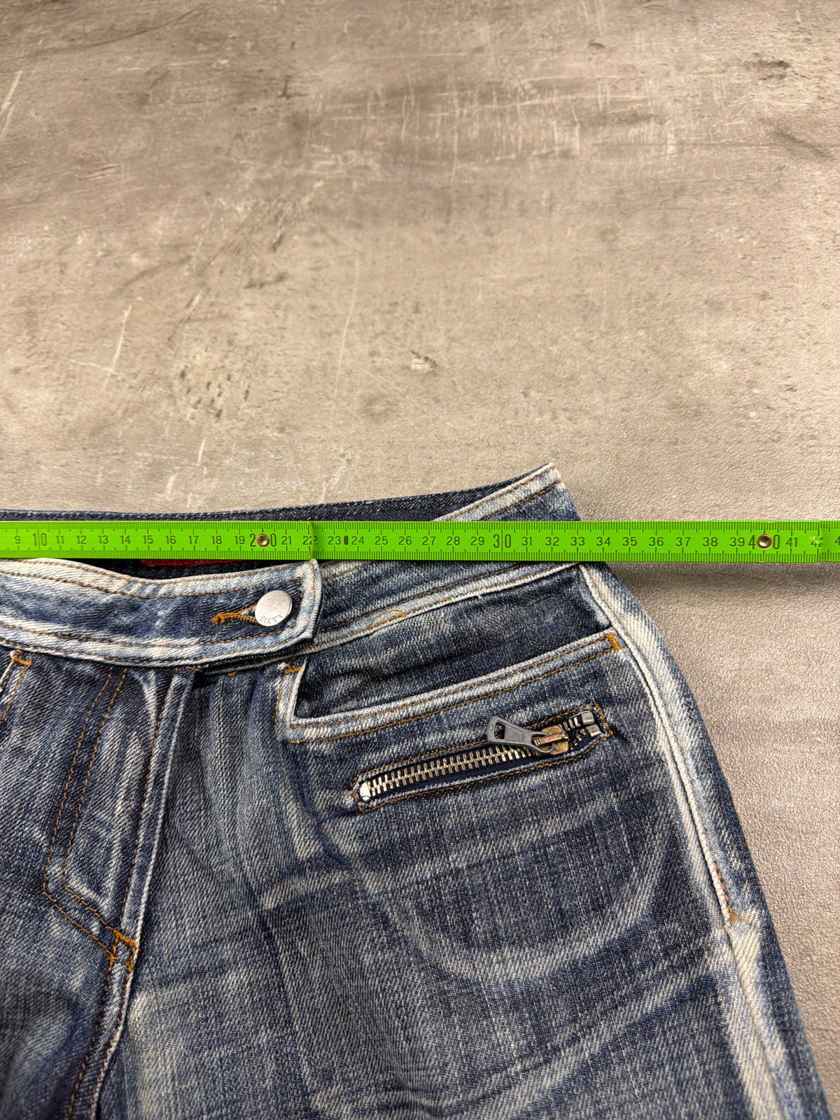 Miss Sixty Y2K Low Waist Bootcut Denim - Washed Blue Distressed – Ansicht 10