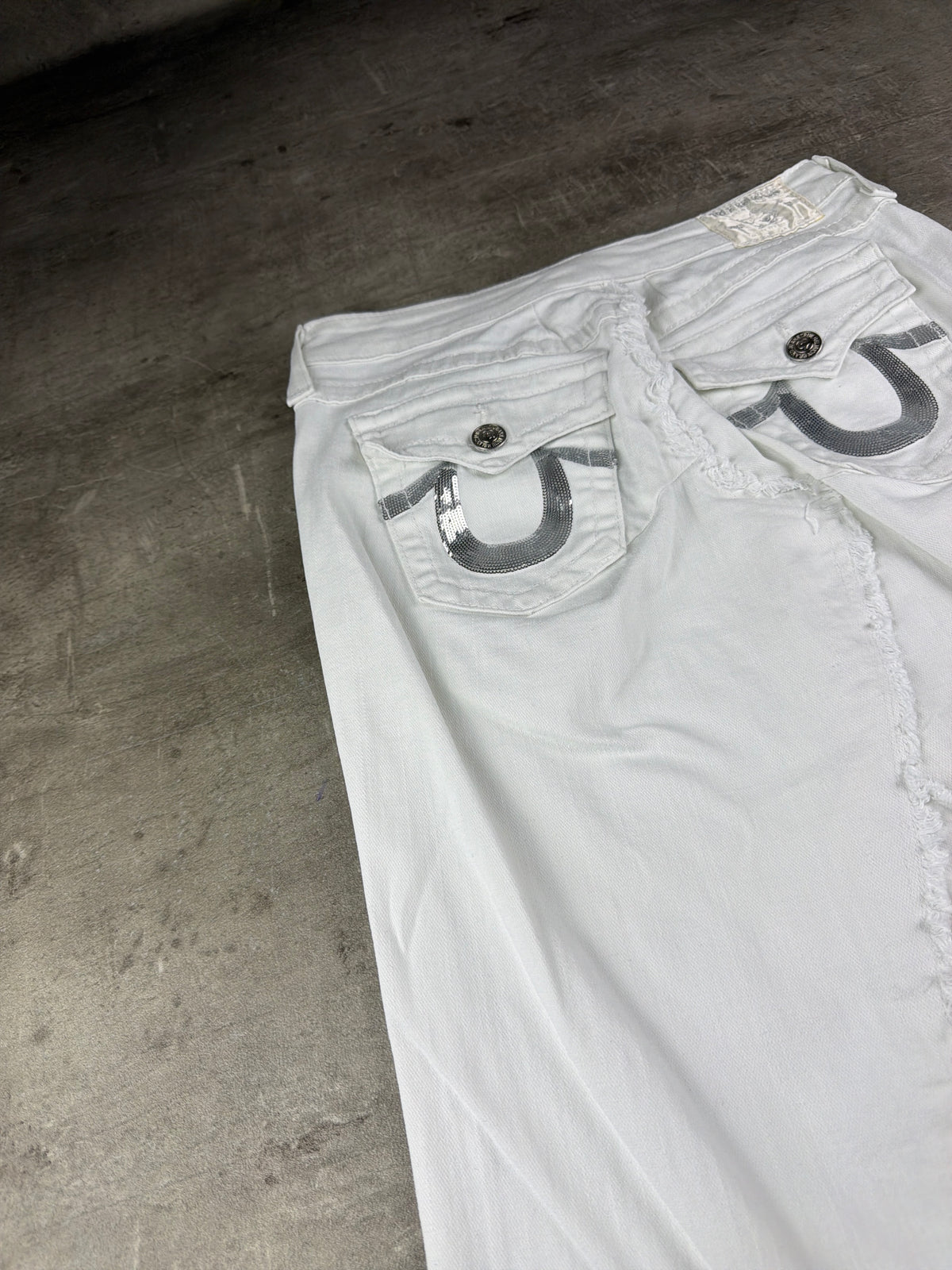 True Religion Y2K Sequin Horseshoe Distressed Maxi Denim Skirt - White / Silver – Ansicht 3