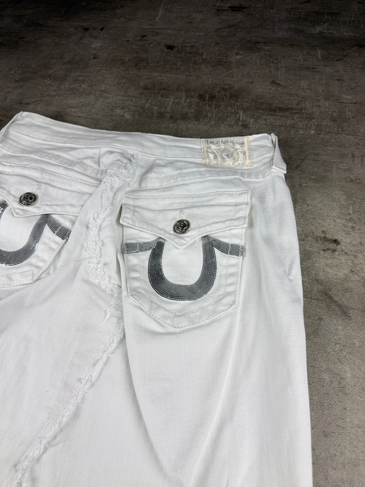 True Religion Y2K Sequin Horseshoe Distressed Maxi Denim Skirt - White / Silver – Ansicht 4