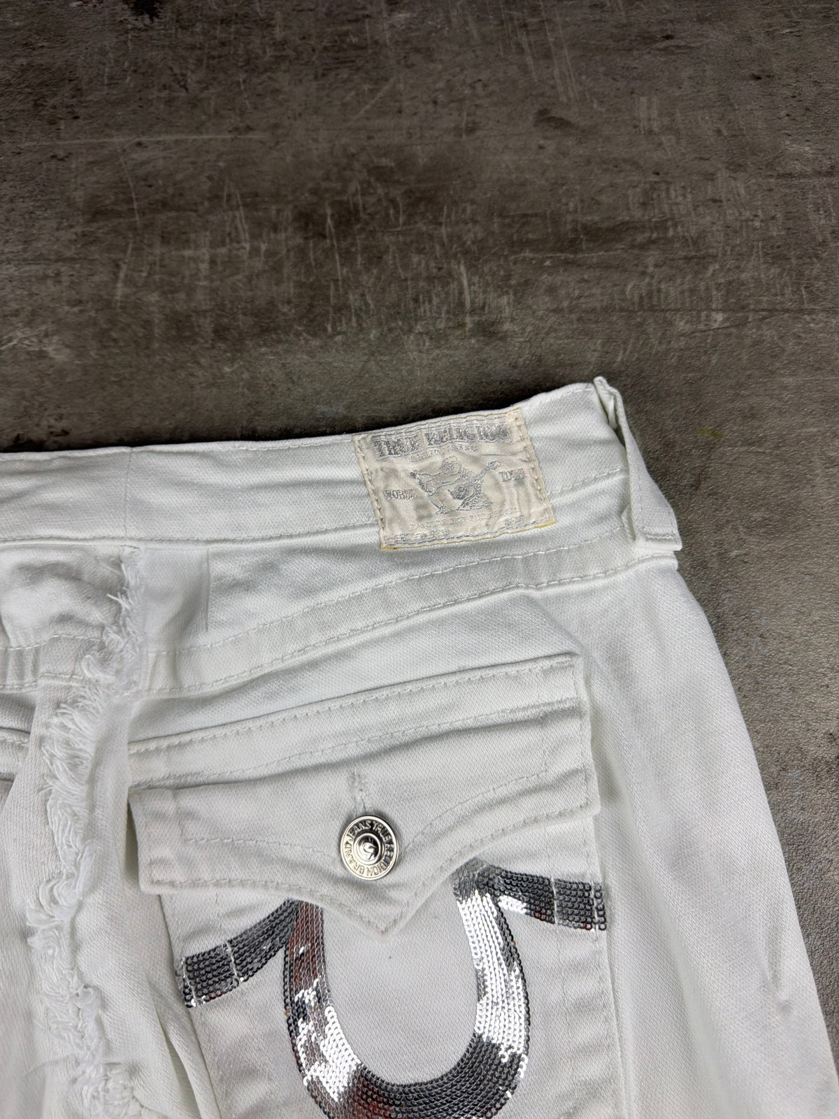 True Religion Y2K Sequin Horseshoe Distressed Maxi Denim Skirt - White / Silver – Ansicht 5