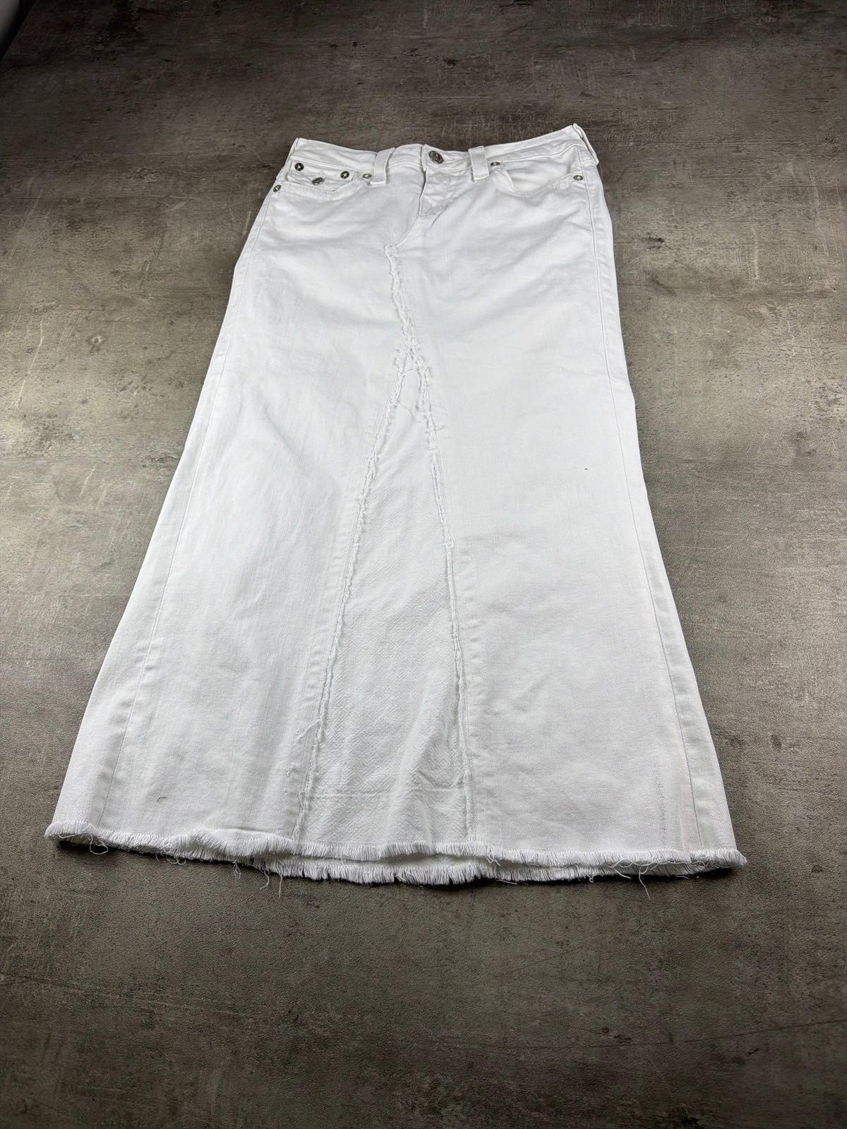 True Religion Y2K Sequin Horseshoe Distressed Maxi Denim Skirt - White / Silver – Ansicht 6