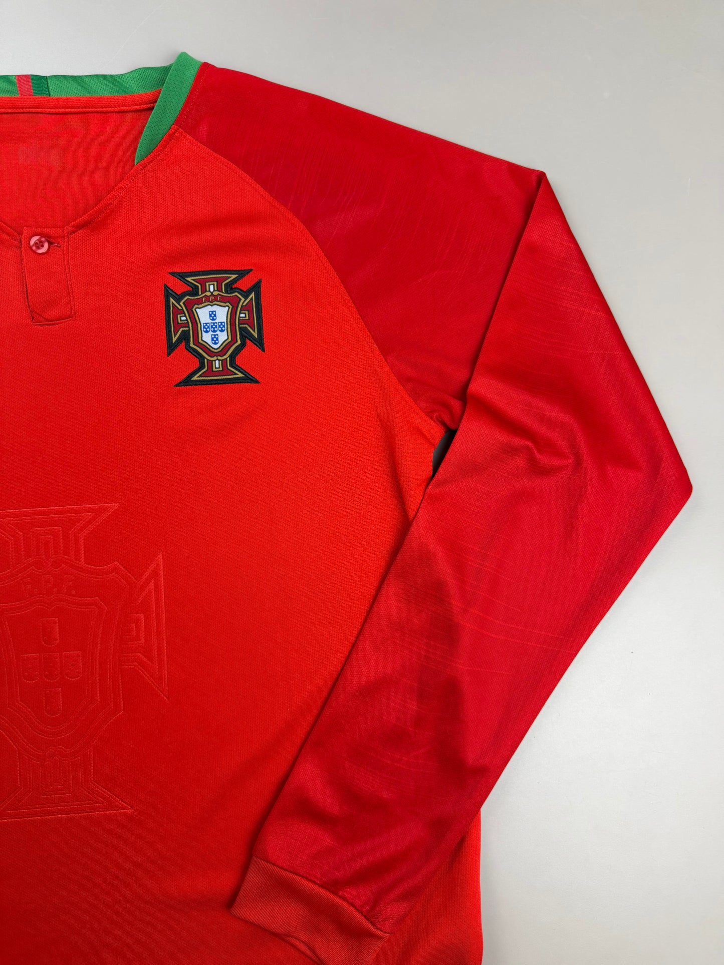 Portugal FPF Embossed Crest Henley Longsleeve Trikot - Y2K Bloke-Core Red