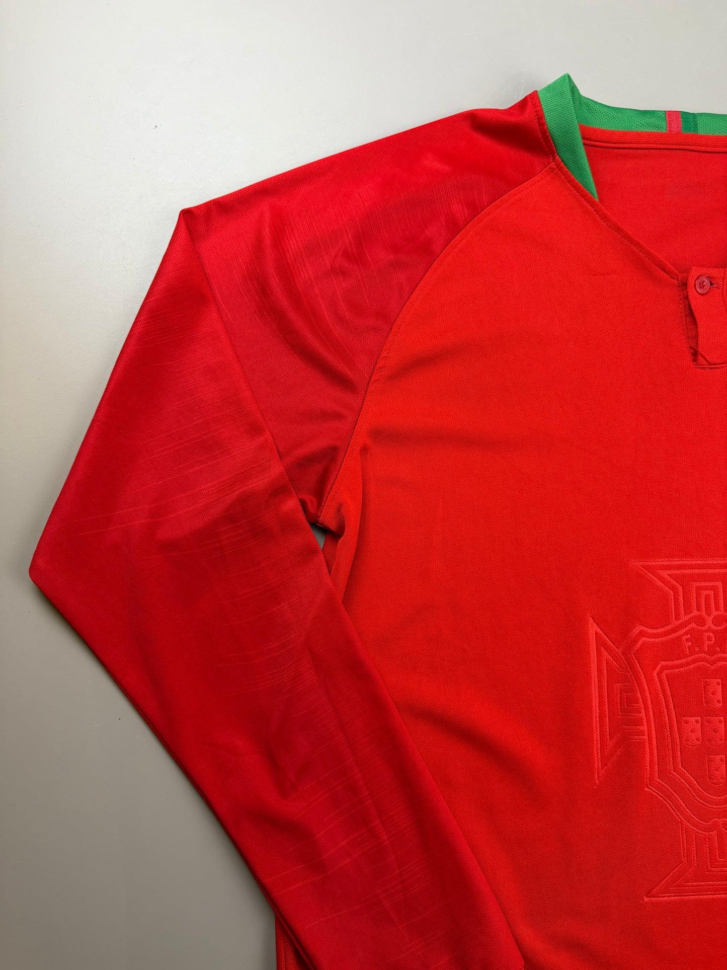 Portugal FPF Embossed Crest Henley Longsleeve Trikot - Y2K Bloke-Core Red