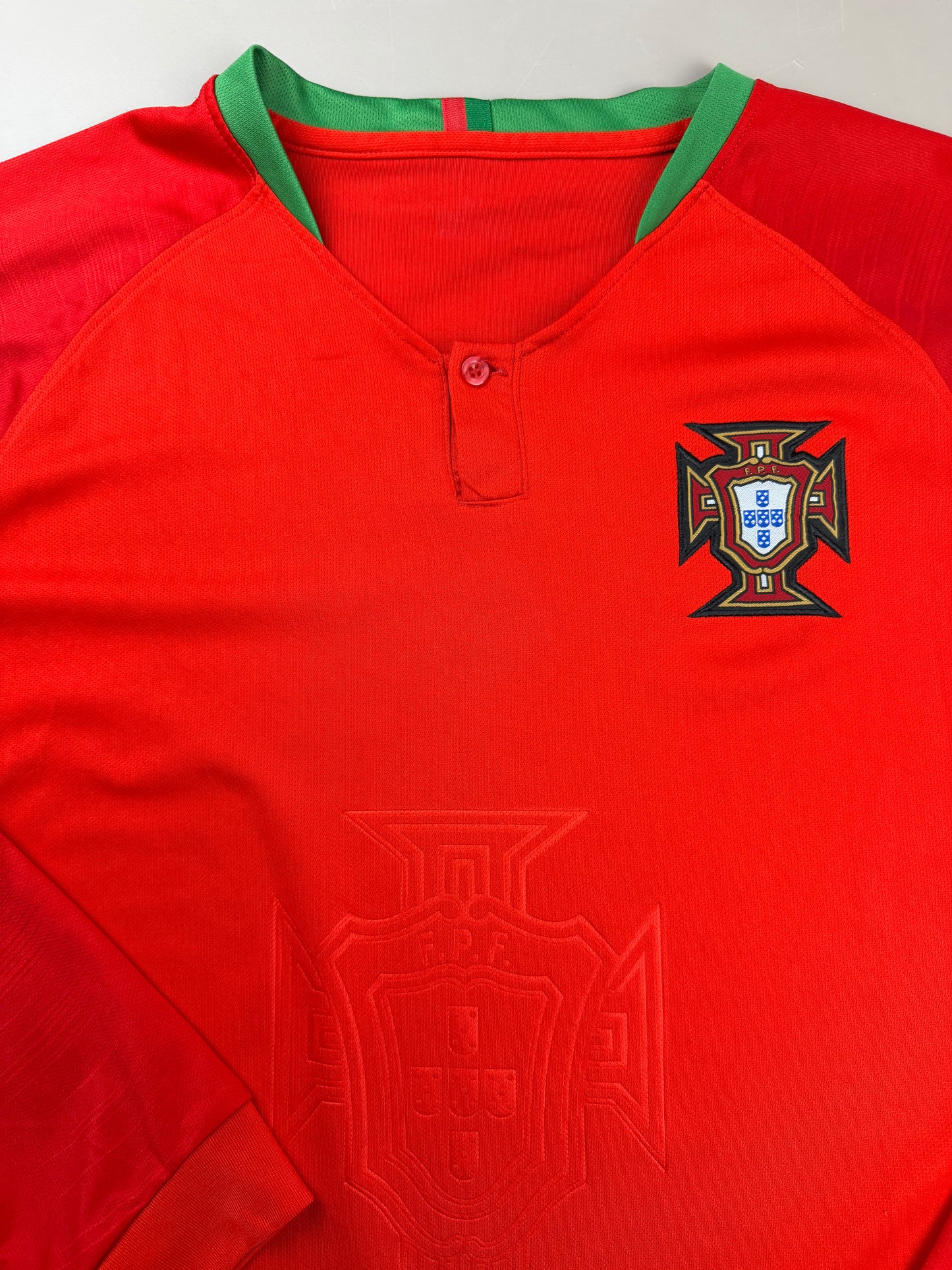 Portugal FPF Embossed Crest Henley Longsleeve Trikot - Y2K Bloke-Core Red