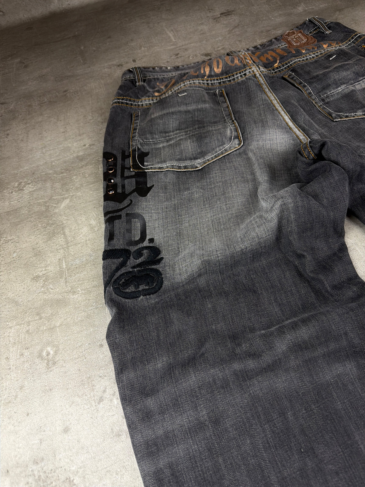 Ecko Unltd. Y2K Baggy Embroidered Rhinestone Denim - Washed Black / Grey – Ansicht 3