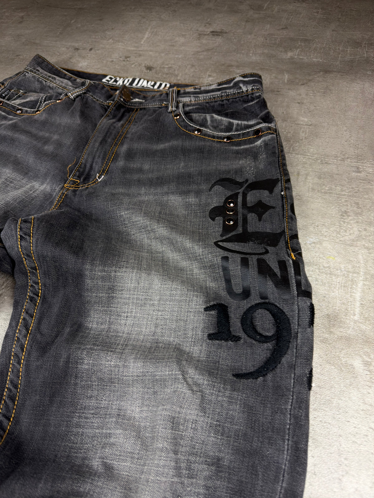 Ecko Unltd. Y2K Baggy Embroidered Rhinestone Denim - Washed Black / Grey – Ansicht 8
