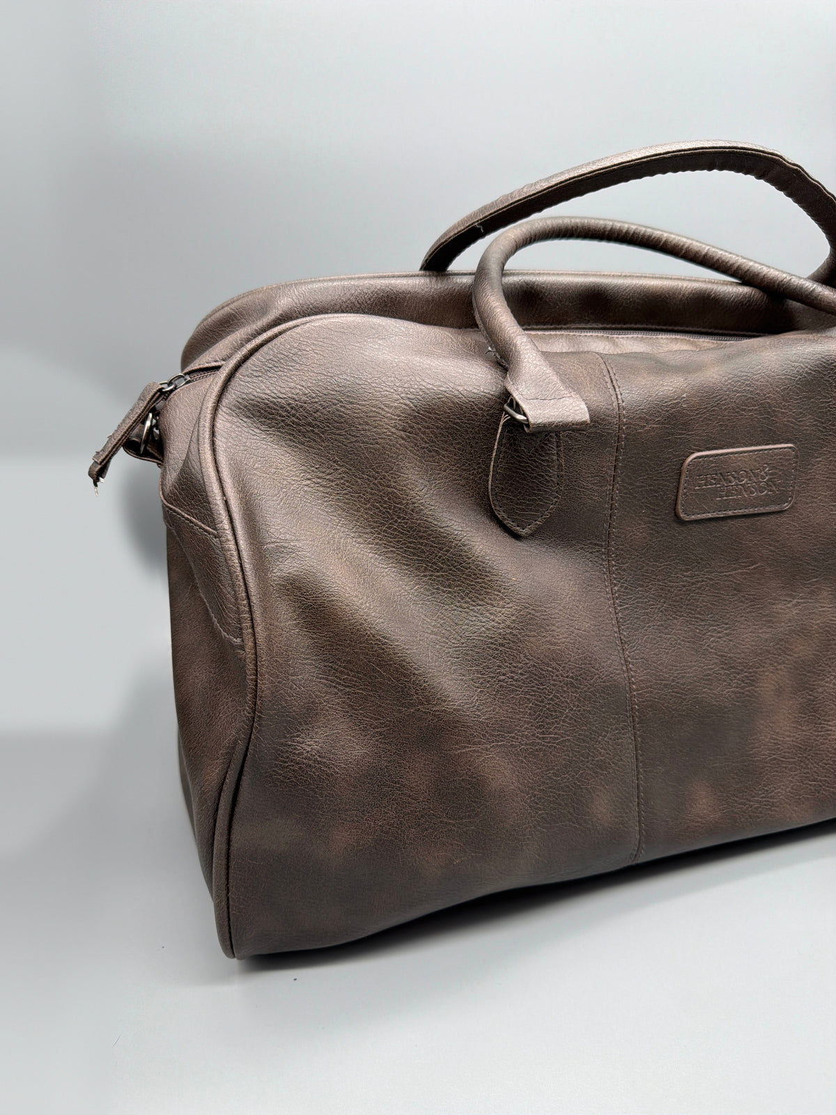 Henson & Henson Vintage Faux Leather Weekender Duffle Bag - Brown / Distressed – Ansicht 3