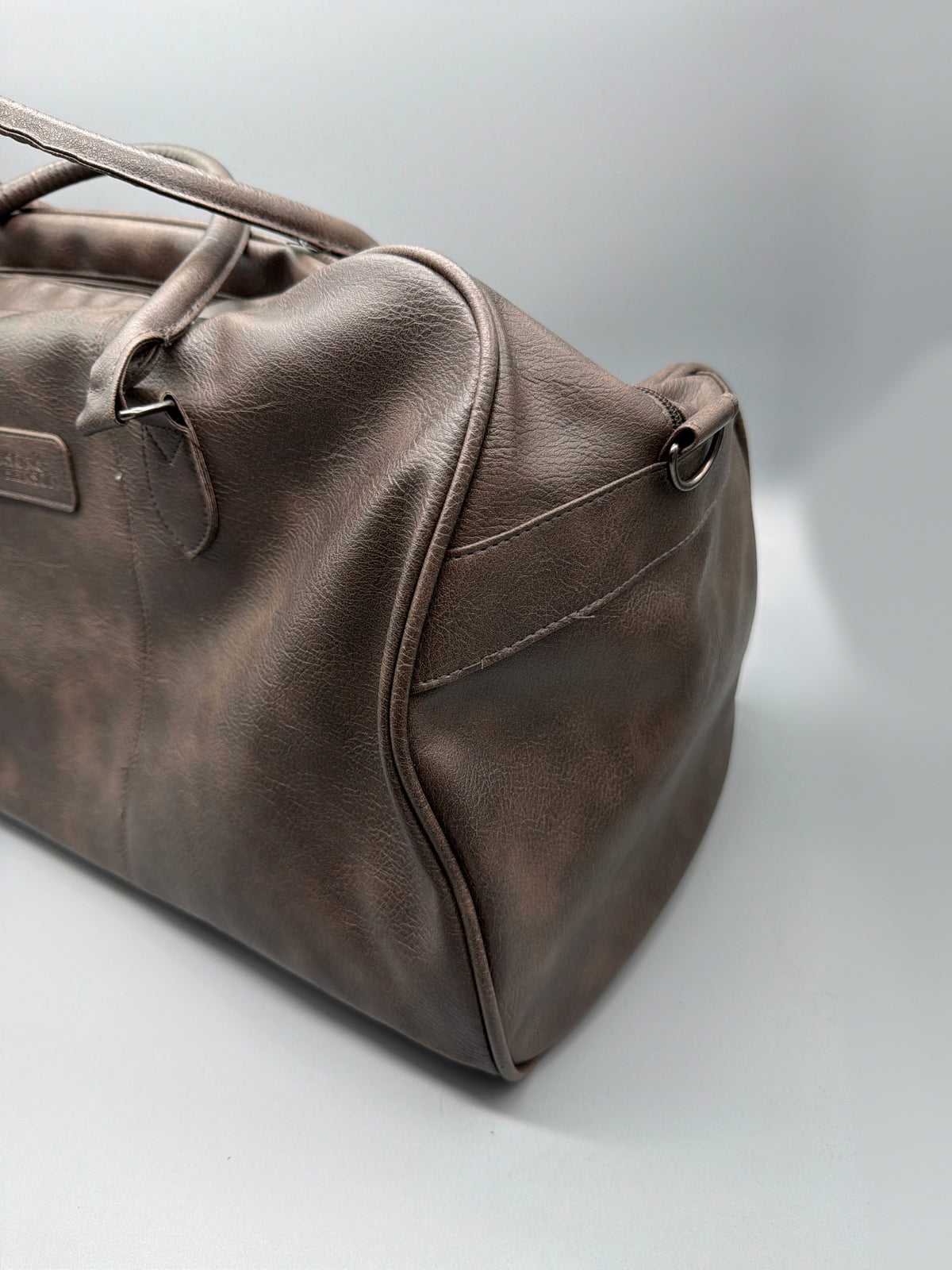 Henson & Henson Vintage Faux Leather Weekender Duffle Bag - Brown / Distressed – Ansicht 4