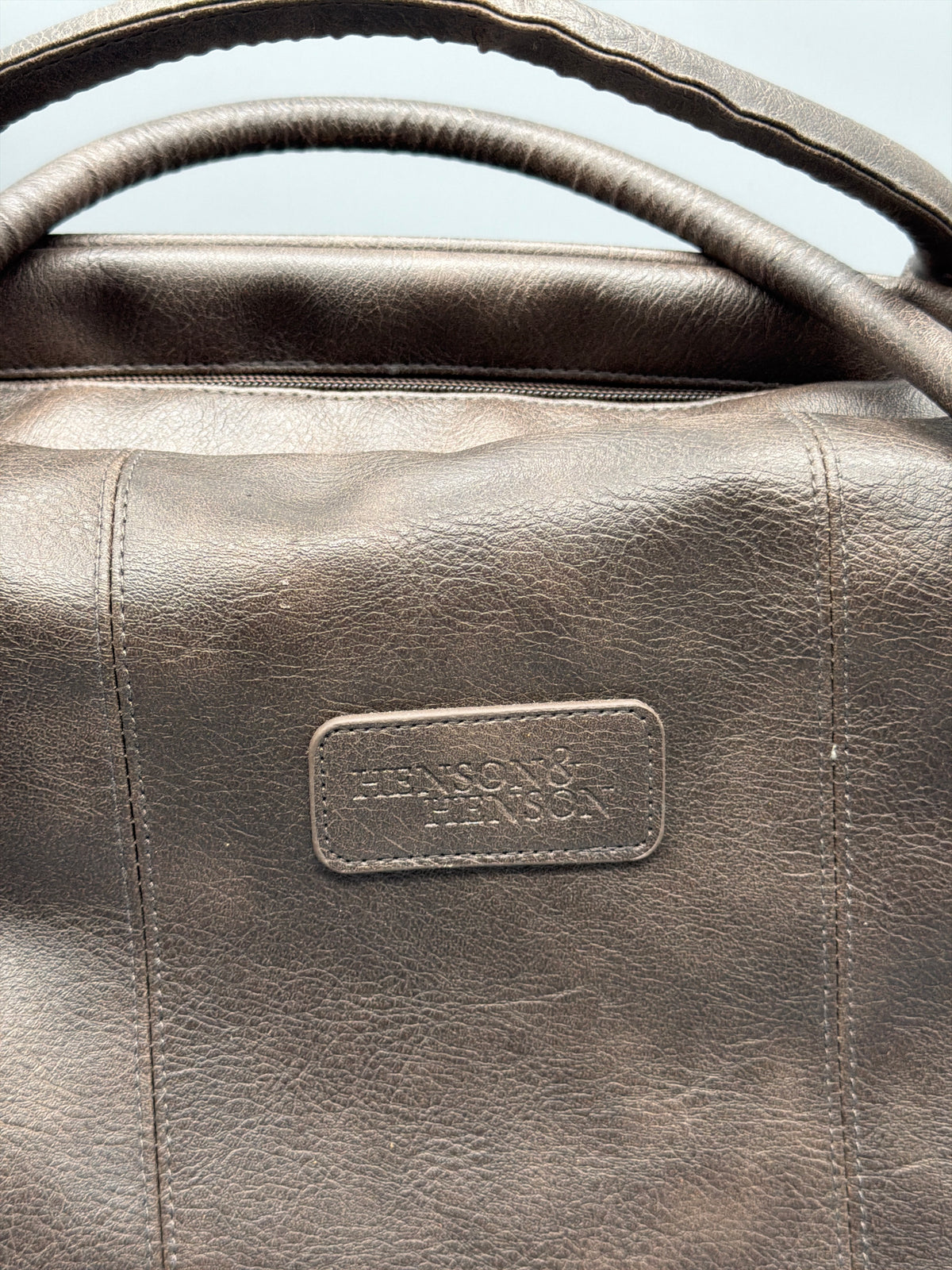 Henson & Henson Vintage Faux Leather Weekender Duffle Bag - Brown / Distressed – Ansicht 5