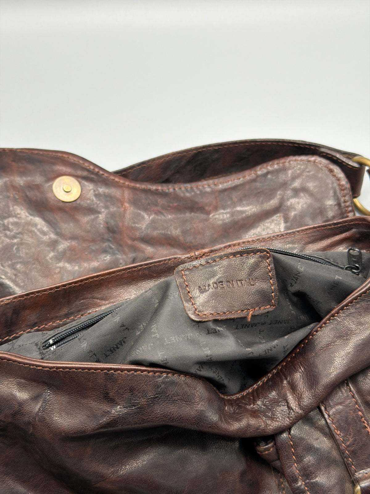Janet & Janet Vintage Washed Leather Saddle Shoulder Bag - Dark Brown – Ansicht 9
