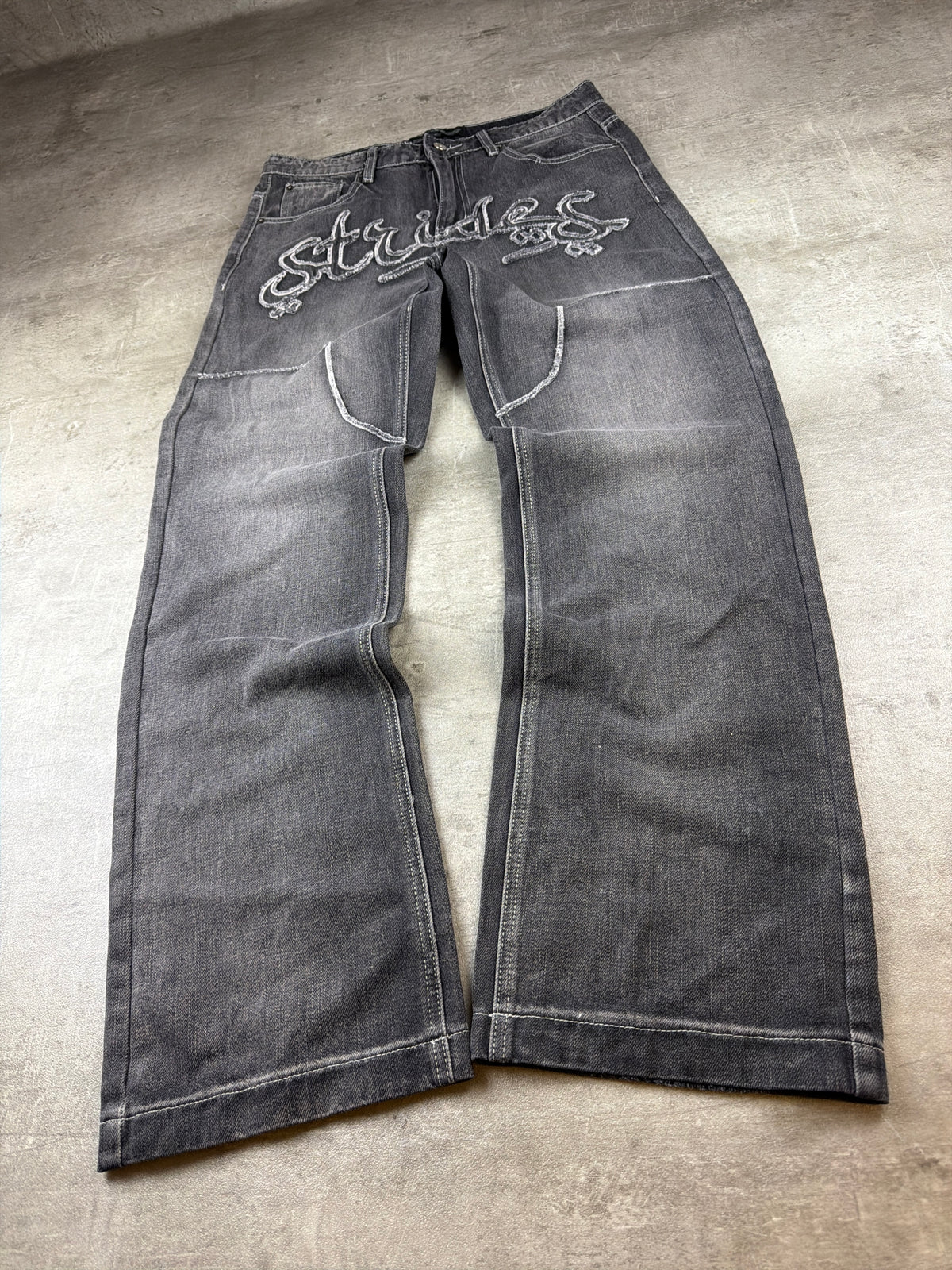 Strides "Strides" Y2K Baggy Embroidered Denim Jeans - Washed Black – Ansicht 2