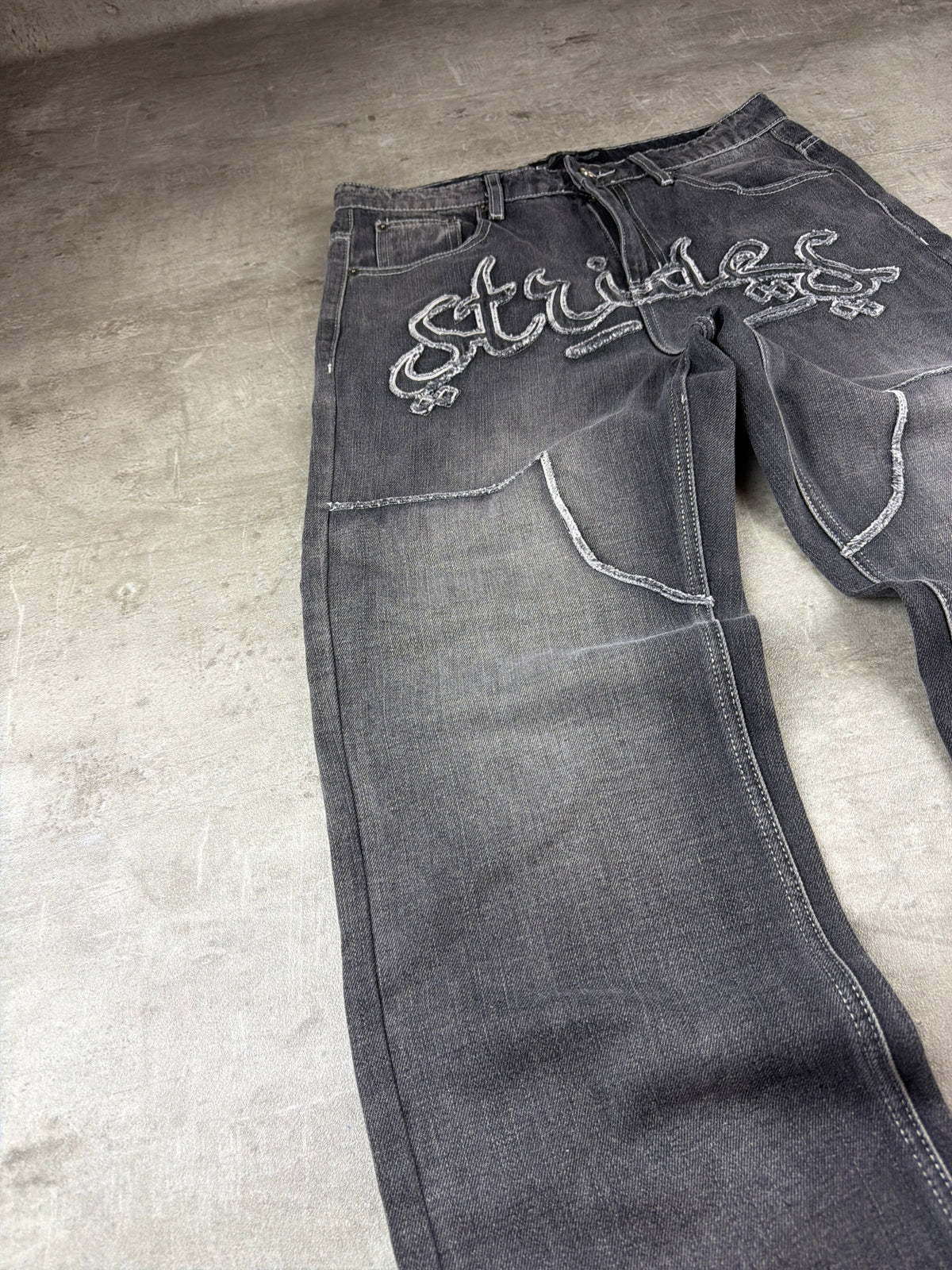 Strides "Strides" Y2K Baggy Embroidered Denim Jeans - Washed Black – Ansicht 3