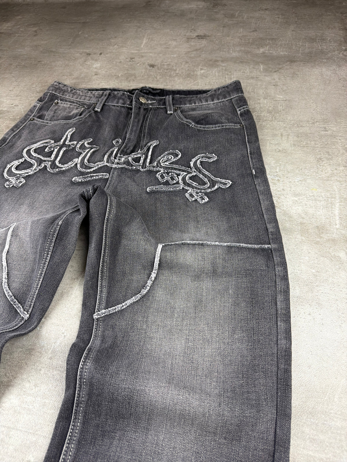 Strides "Strides" Y2K Baggy Embroidered Denim Jeans - Washed Black – Ansicht 4