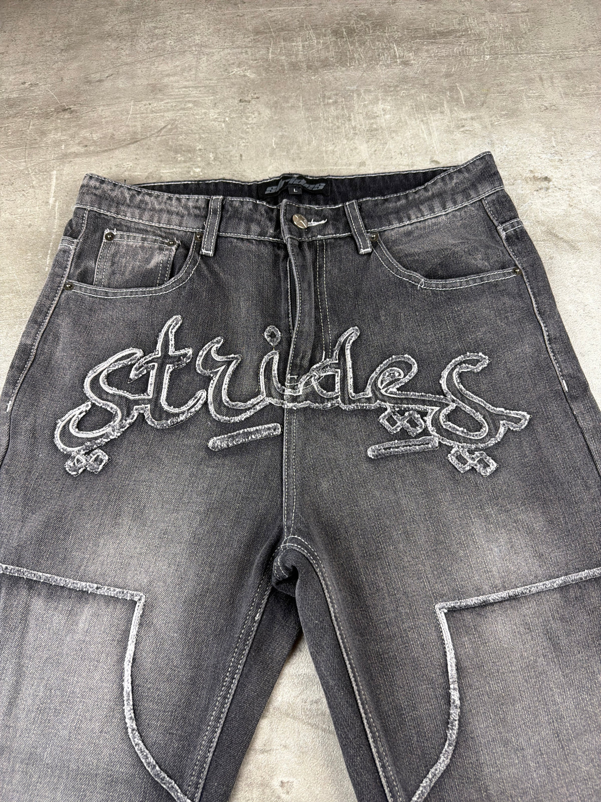 Strides "Strides" Y2K Baggy Embroidered Denim Jeans - Washed Black – Ansicht 5