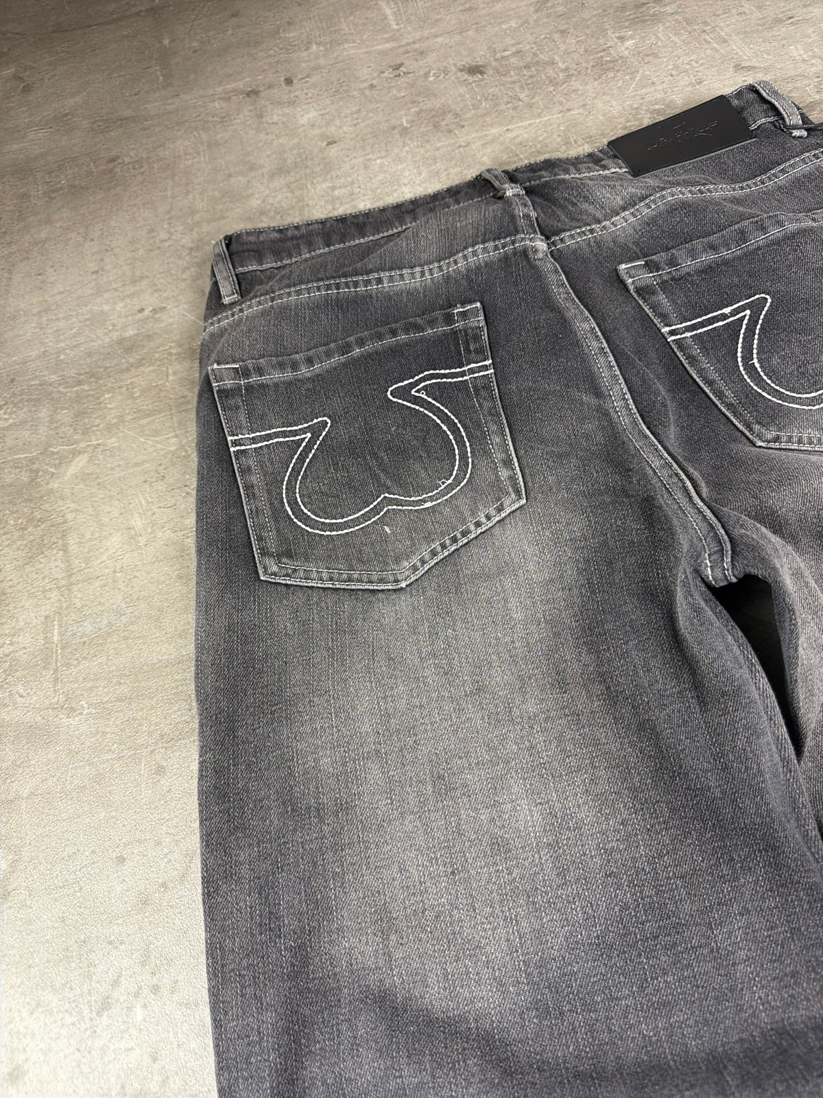 Strides "Strides" Y2K Baggy Embroidered Denim Jeans - Washed Black – Ansicht 7