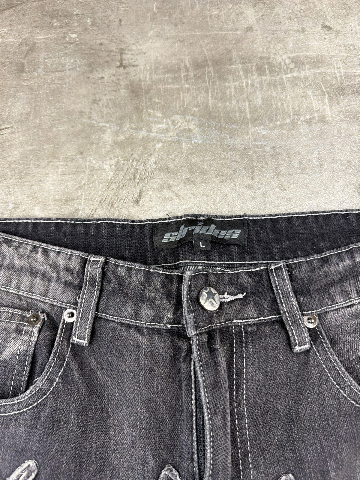 Strides "Strides" Y2K Baggy Embroidered Denim Jeans - Washed Black – Ansicht 8