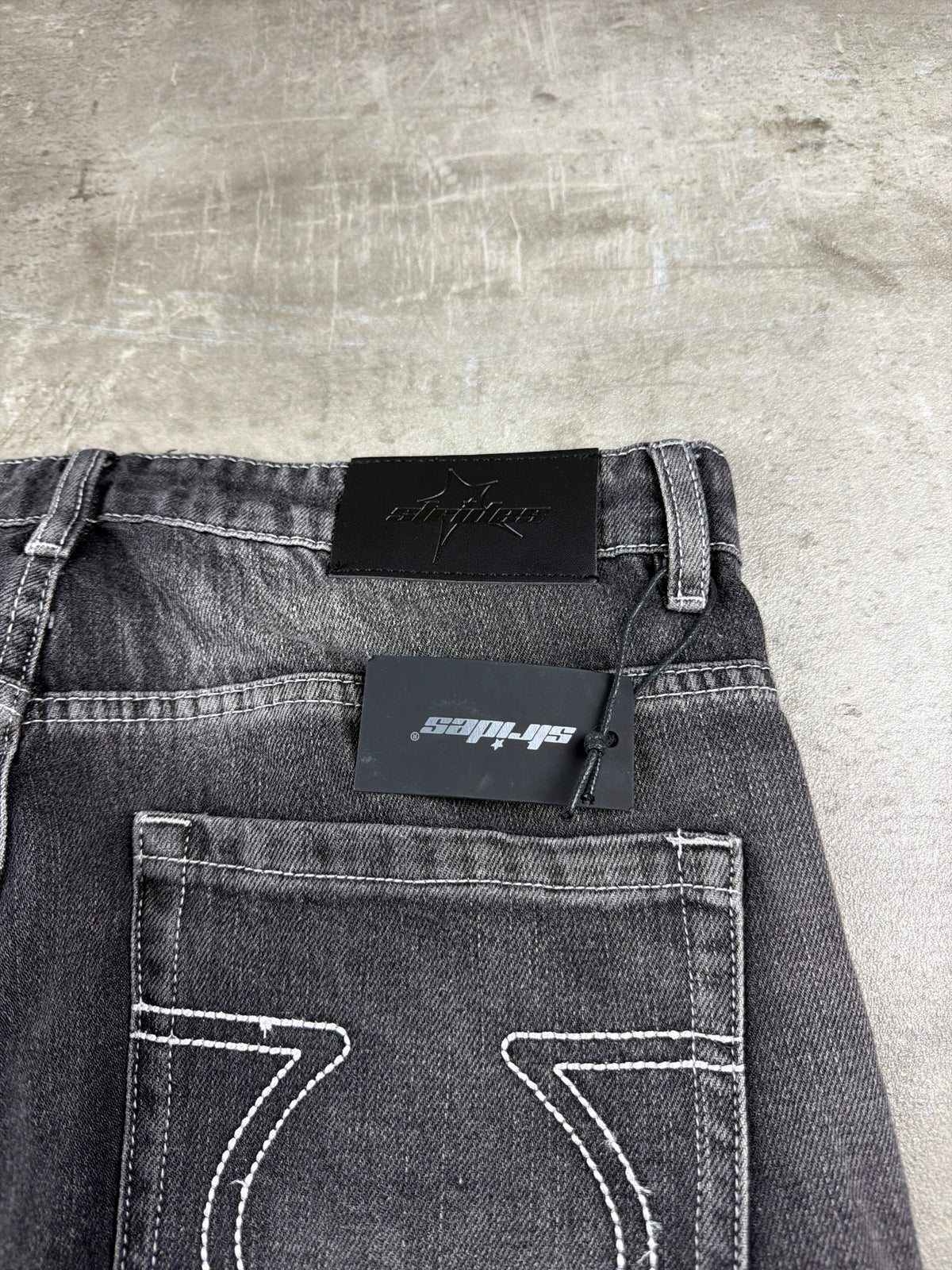 Strides "Strides" Y2K Baggy Embroidered Denim Jeans - Washed Black – Ansicht 9
