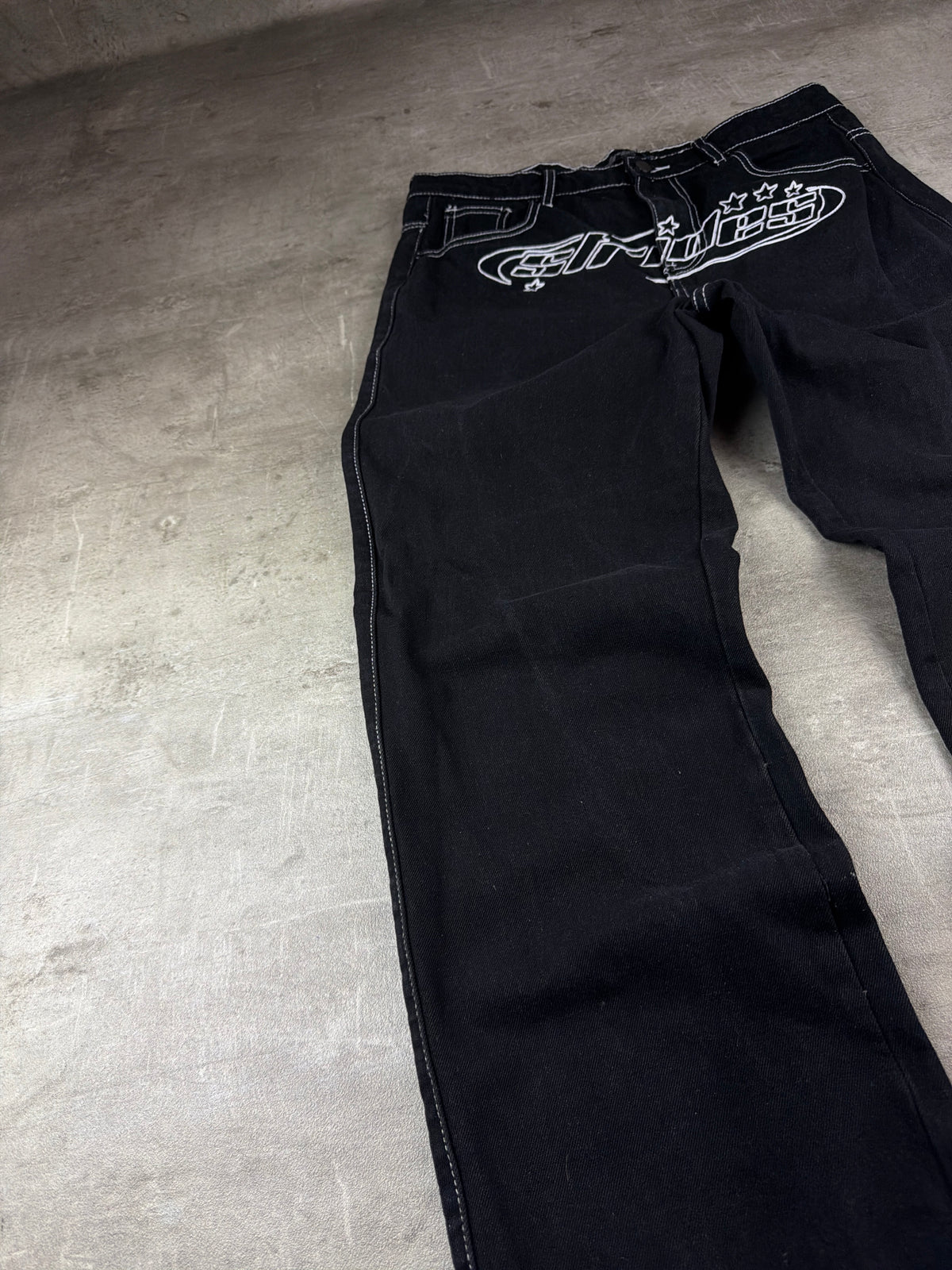 Strides Y2K Embroidered Logo Baggy Denim - Black / White Contrast Stitch – Ansicht 3