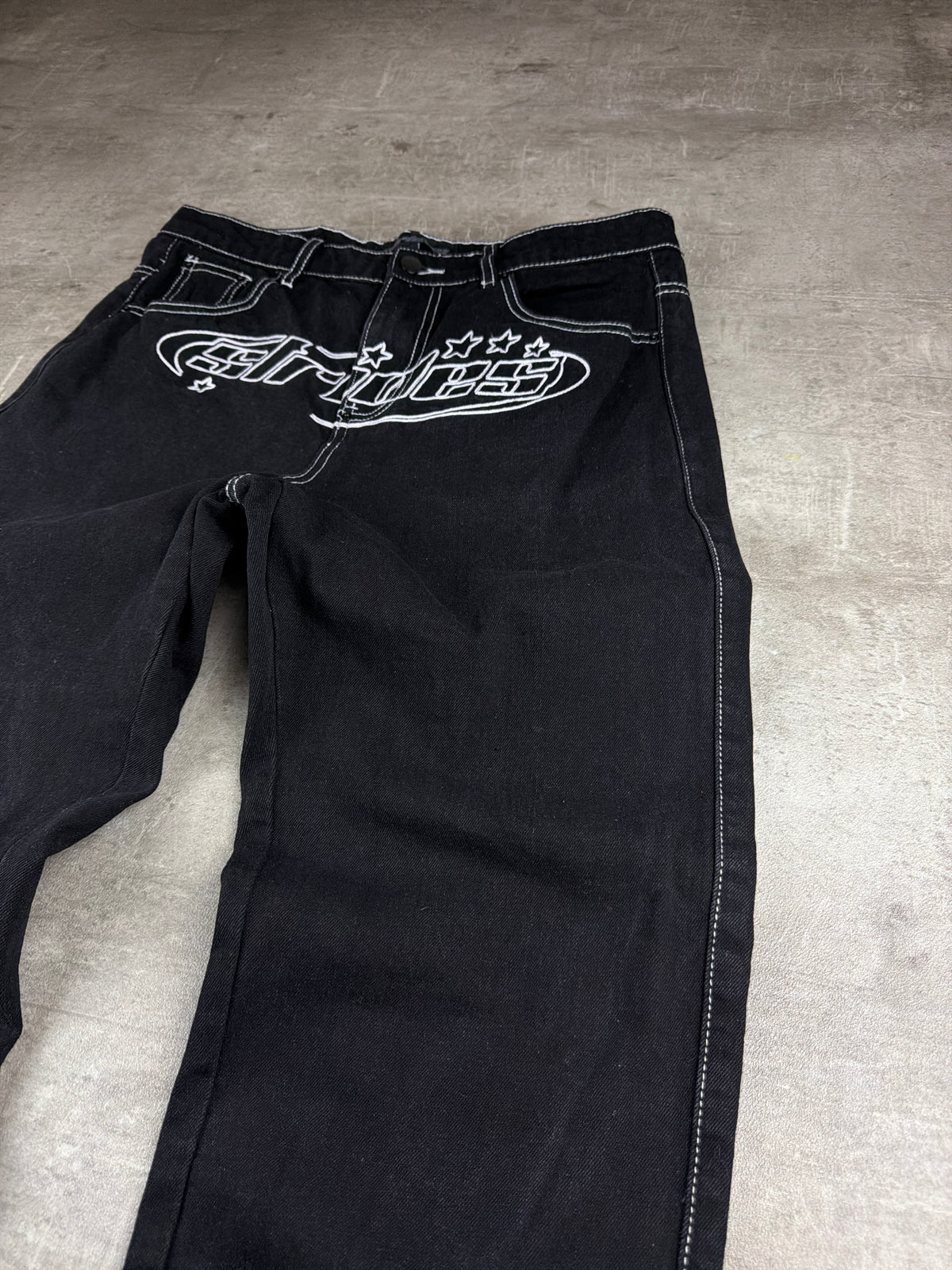 Strides Y2K Embroidered Logo Baggy Denim - Black / White Contrast Stitch – Ansicht 4