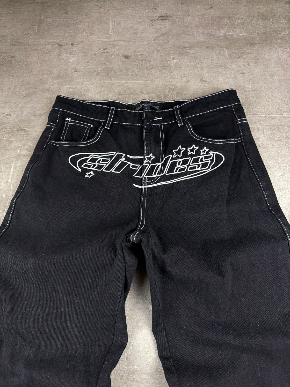 Strides Y2K Embroidered Logo Baggy Denim - Black / White Contrast Stitch – Ansicht 5