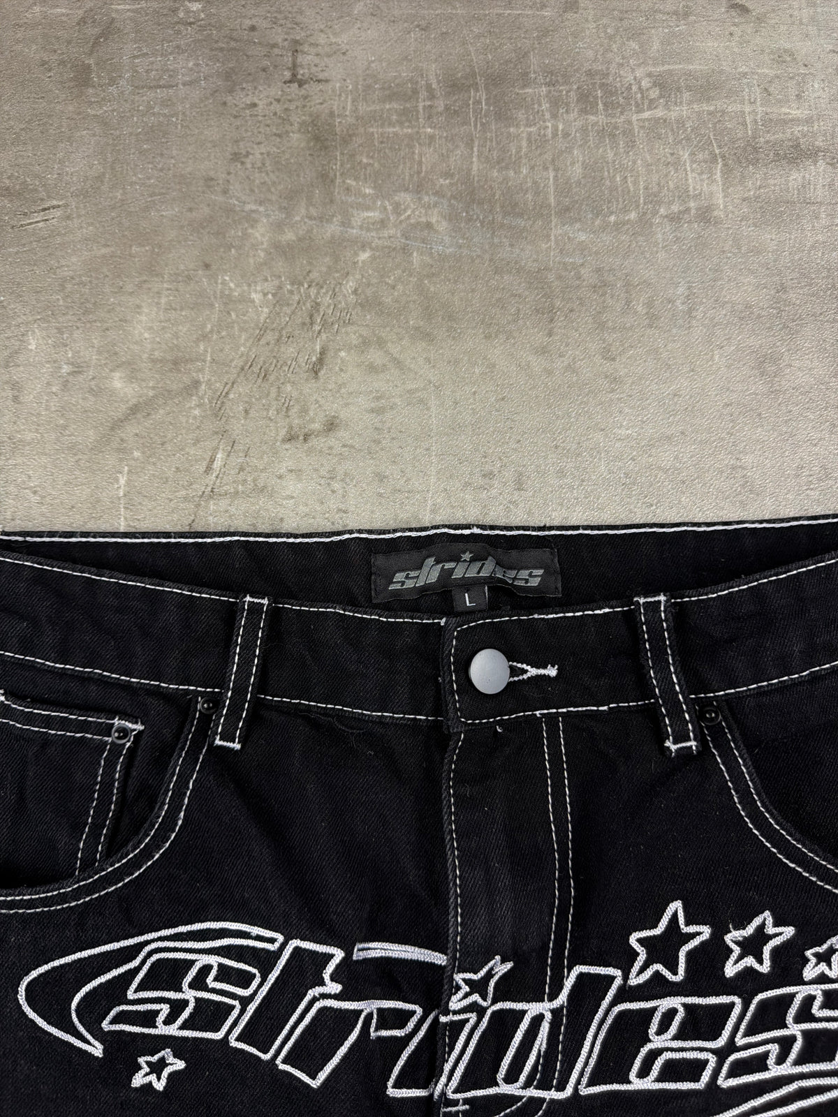 Strides Y2K Embroidered Logo Baggy Denim - Black / White Contrast Stitch – Ansicht 7