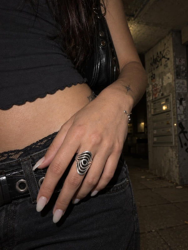 Vintage Y2K Wave Cutout Statement Band Ring - Silver