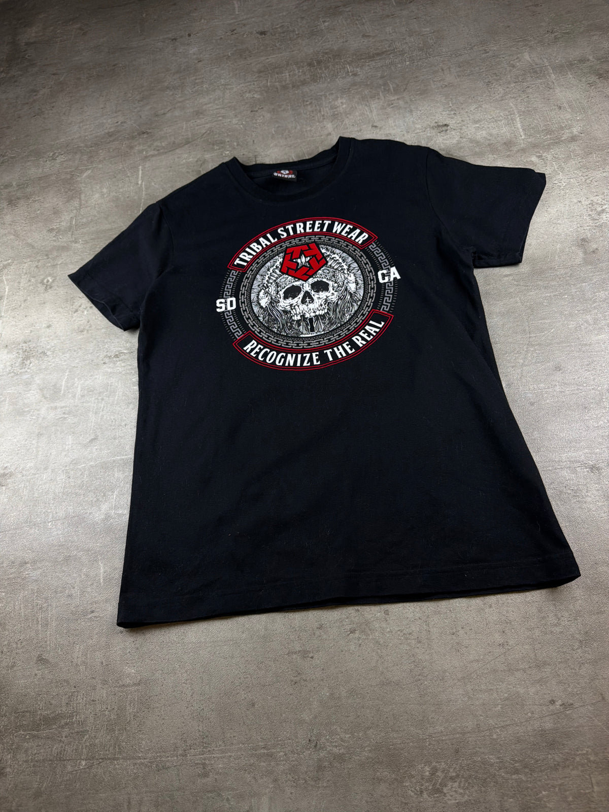 Tribal Gear Y2K "Recognize the Real" Graphic Tee - Black / Red – Ansicht 2