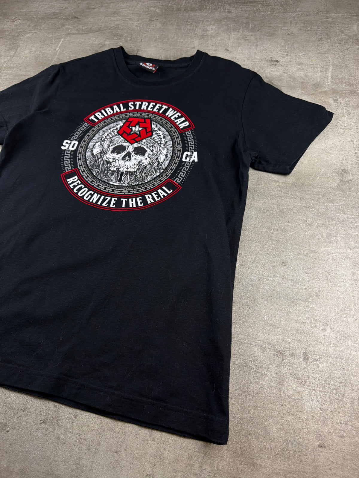 Tribal Gear Y2K "Recognize the Real" Graphic Tee - Black / Red – Ansicht 4