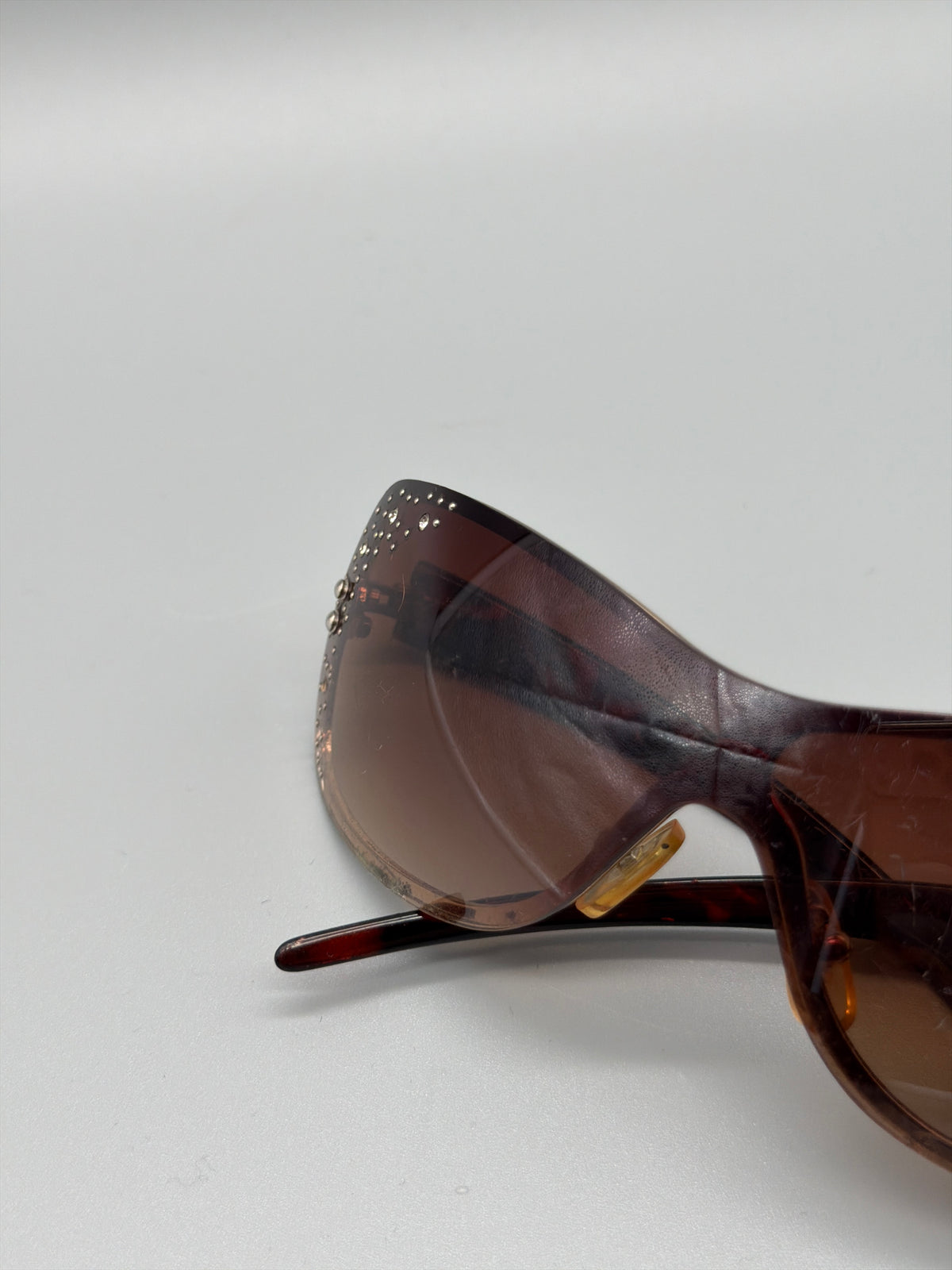 Vintage Y2K Rhinestone Shield Sunglasses - Brown Gradient / Gold – Ansicht 5